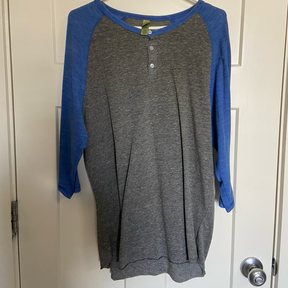 Mens XL 3 1/4 length sleeves.